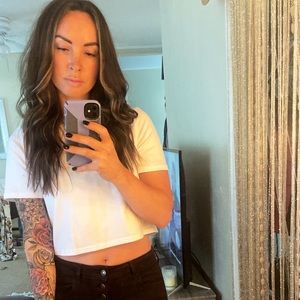 Meet your Posher, Larissa